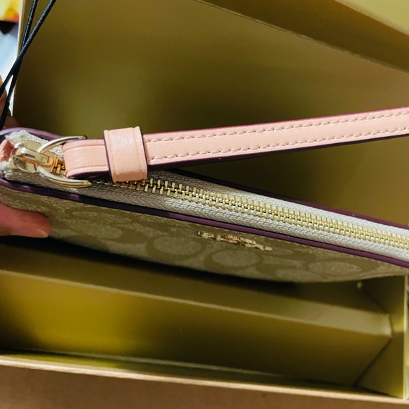 NWT Coach Boxed Corner zip Wristlet with Chrams - Picture 11 of 11